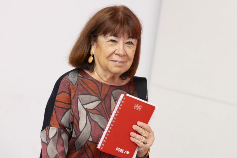 Cristina Narbona sosteniendo un cuaderno del PSOE en un evento