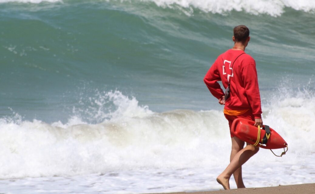 Salvavidas de la Cruz Roja en la playa durante el verano