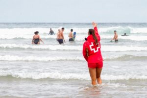 Socorrista de la Cruz Roja en la playa durante el verano