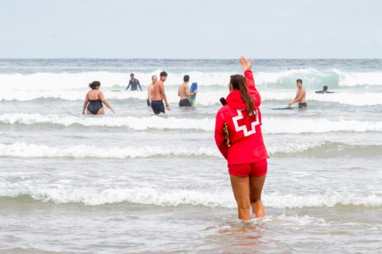 Socorrista de la Cruz Roja en la playa durante el verano
