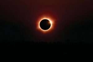 Eclipse solar total con corona visible en el cielo oscuro