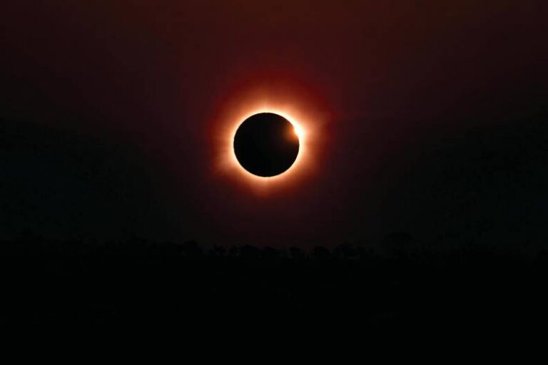 Eclipse solar total con corona visible en el cielo oscuro