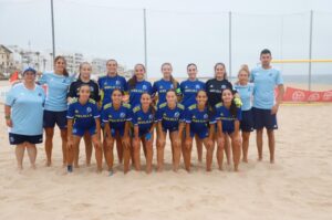 Equipo femenino de fútbol playa de Melilla en su debut en el campeonato