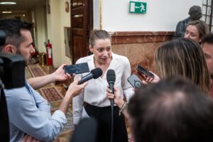 Ester Muñoz del PP hablando con periodistas en el Congreso