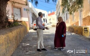 Encuentro entre dos personas en el barrio de Cristóbal Colón