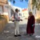 Encuentro entre dos personas en el barrio de Cristóbal Colón