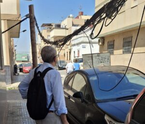 Hombre observa el estado de abandono en zona periférica de Melilla