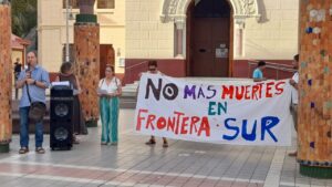 Círculo de silencio en Melilla con pancarta sobre muertes en la frontera sur