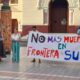 Círculo de silencio en Melilla con pancarta sobre muertes en la frontera sur