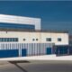 Edificio de la planta desaladora en Melilla con cercas azules