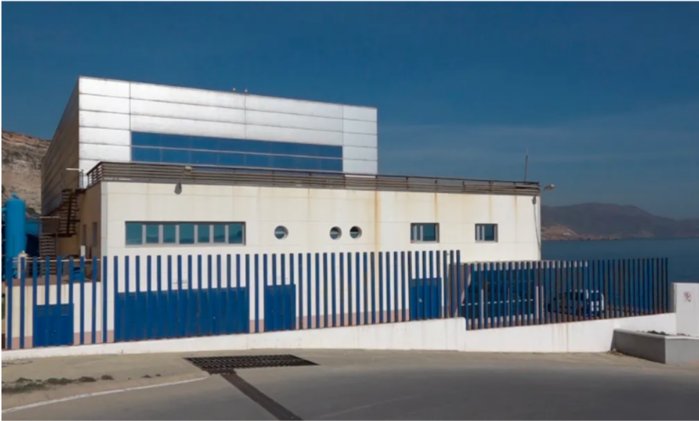 Edificio de la planta desaladora en Melilla con cercas azules