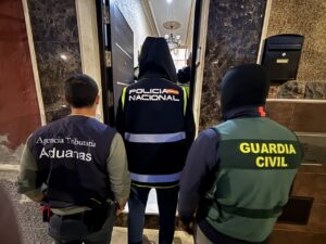 Agentes de Policía Nacional y Guardia Civil en operación antidroga en Melilla