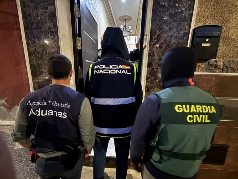 Agentes de Policía Nacional y Guardia Civil en operación antidroga en Melilla