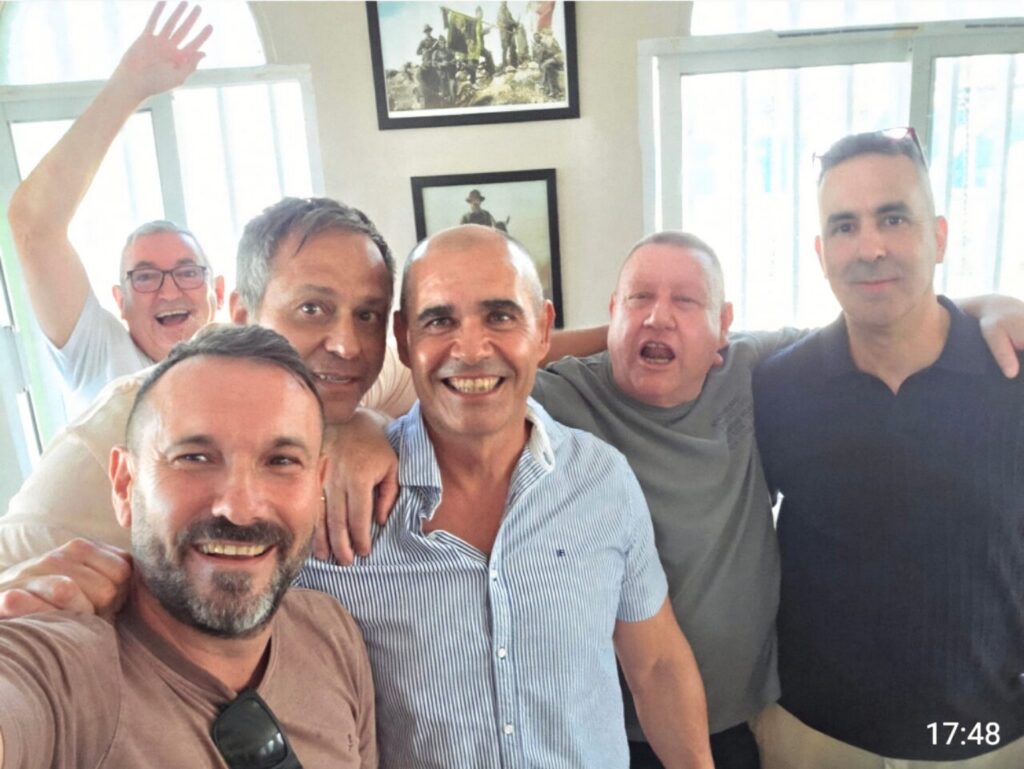 Grupo de amigos y compañeros en homenaje a Juan López Jiménez