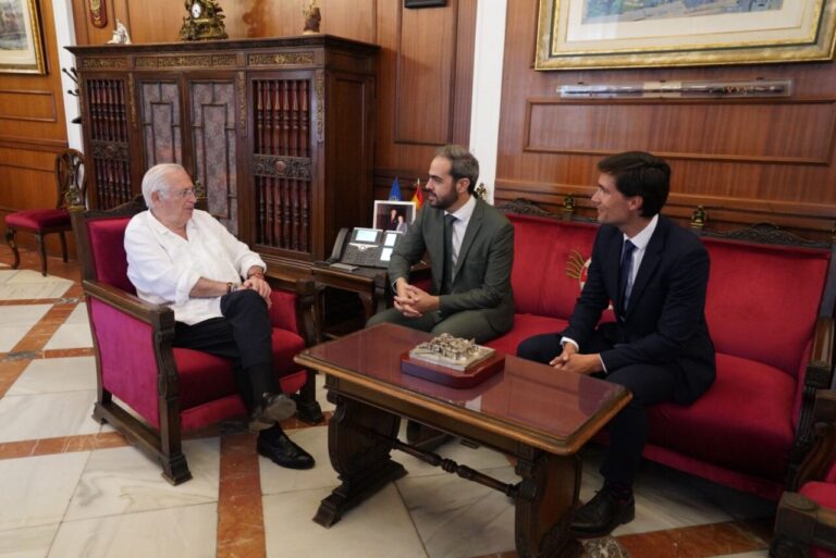 Reunión del exdirector del aeropuerto de Melilla con el nuevo director y el presidente