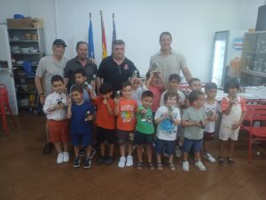 Grupo de niños con trofeos en la Escuela Luisca