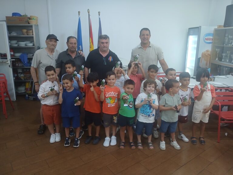 Grupo de niños con trofeos en la Escuela Luisca