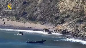 Embarcación de la Guardia Civil interceptando una patera en Melilla