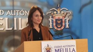 Dunia Almansouri en una conferencia sobre transparencia en Melilla