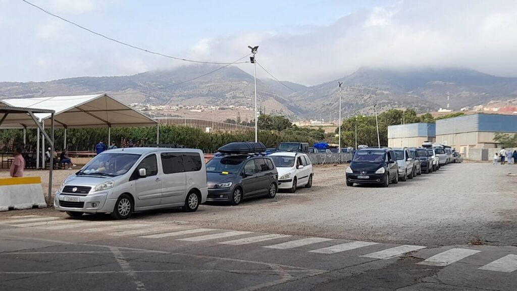 Fila de vehículos en la frontera de Melilla durante la OPE