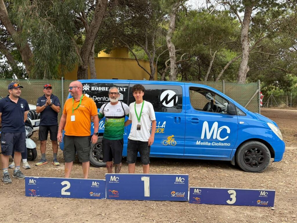 Participantes del VI GP XCO en Melilla con bicicletas eléctricas