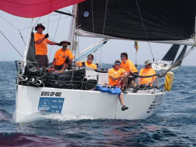 Equipo de la embarcación Olivita compitiendo en la Málaga Sailing Cup