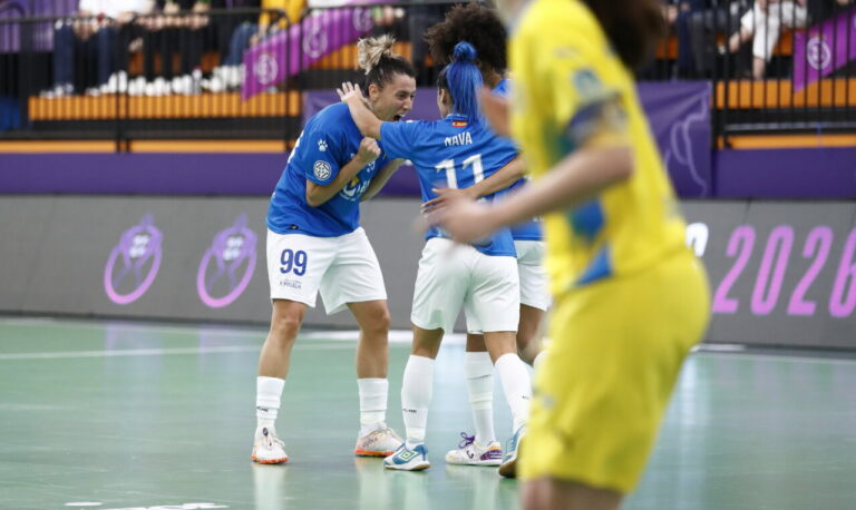 Emilly Marcondes celebrando con su equipo en un partido de fútbol sala