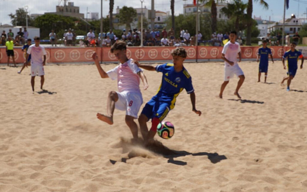 Jugadores compitiendo en un partido de fútbol playa en Melilla