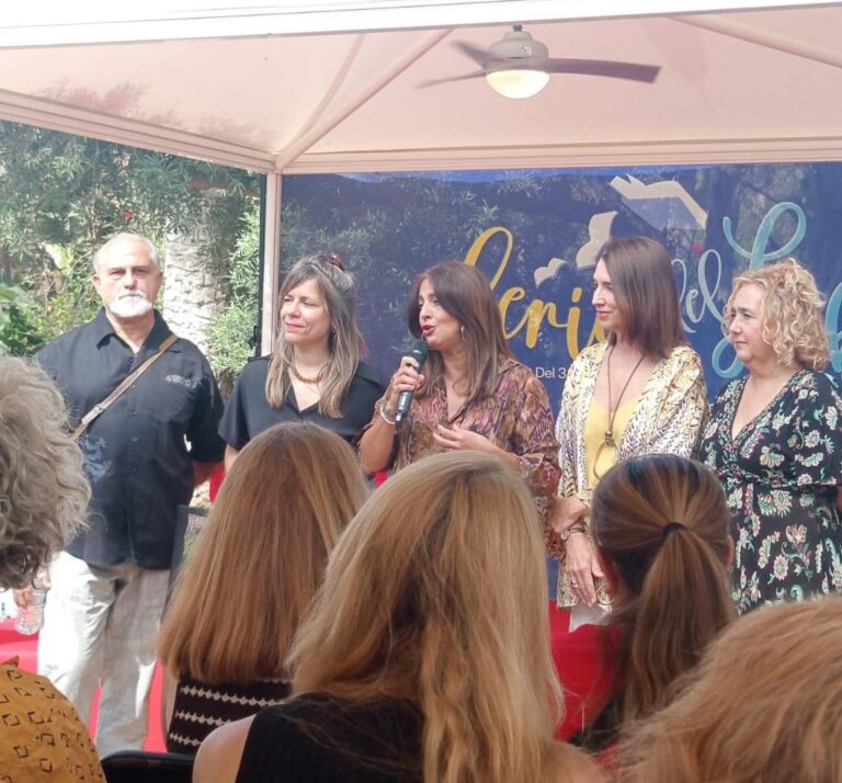 Encuentro literario en Melilla con autores discutiendo sobre cartas históricas