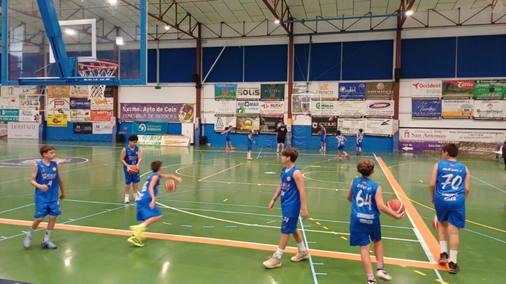 Jugadores del equipo Mini Masculino del C.D. Enrique Soler entrenando en la cancha