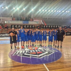 Equipo del C.D. Enrique Soler con medallas en el campeonato nacional de baloncesto
