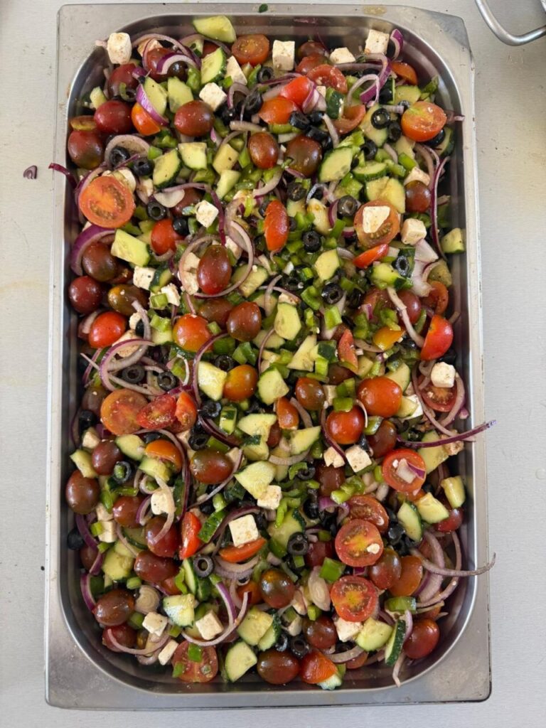 Ensalada griega con tomates, pepino, cebolla y queso feta