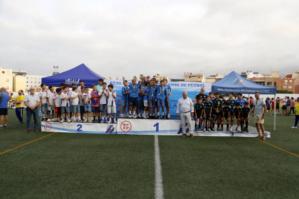 Equipo de fútbol celebrando la entrega de trofeos en Melilla