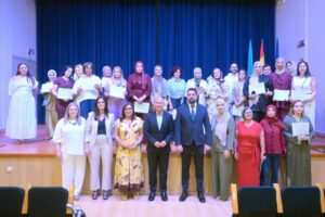 Grupo de jóvenes melillenses recibiendo diplomas de formación en atención a personas dependientes.