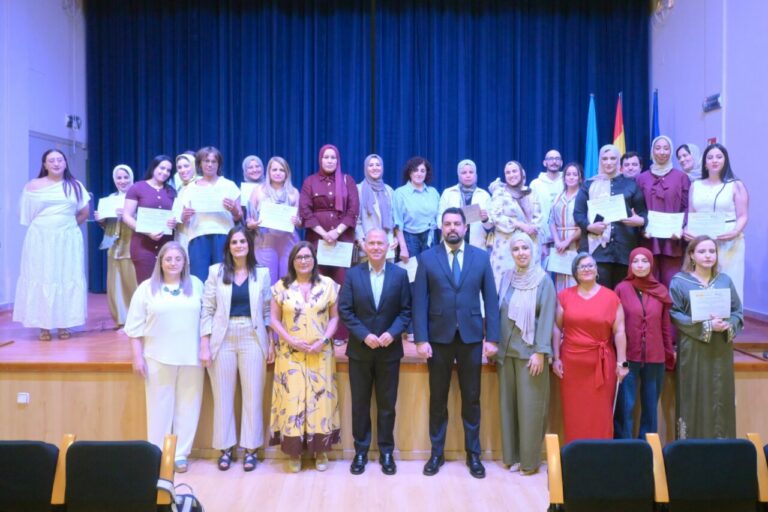 Grupo de jóvenes melillenses recibiendo diplomas de formación en atención a personas dependientes.