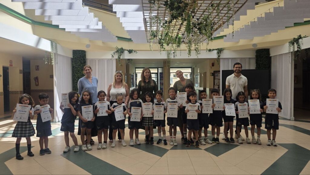 Niños y niñas del Colegio Enrique Soler sosteniendo diplomas de inglés BEDA