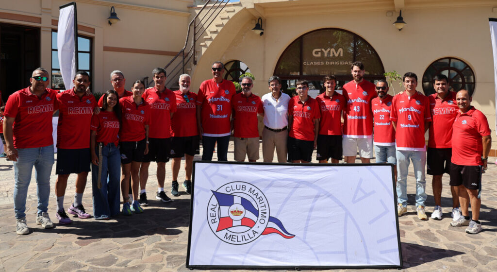 Entrenadores y delegados del Real Club Marítimo de Melilla en una jornada de convivencia.