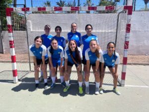 Equipo femenino del ATM Melilla posando en la cancha de fútbol sala