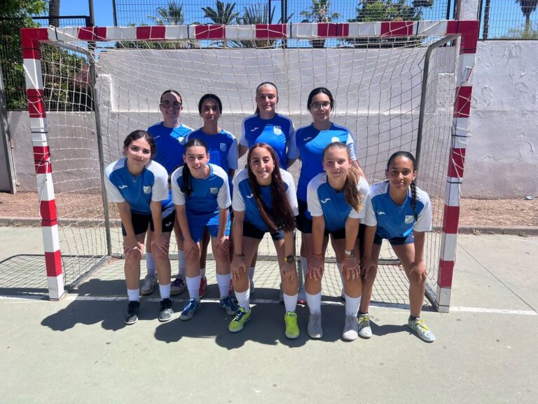 Equipo femenino del ATM Melilla posando en la cancha de fútbol sala