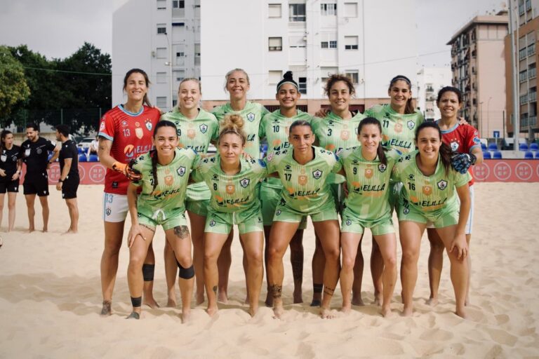 Equipo de fútbol playa femenino de Melilla posando en la arena