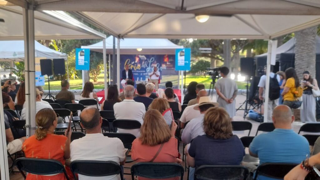 Escritores locales presentando sus obras en la Feria del Libro de Melilla