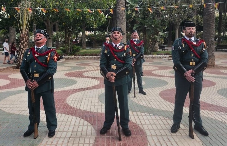 Guardias civiles en formación durante el desfile del Día de las Fuerzas Armadas en Melilla