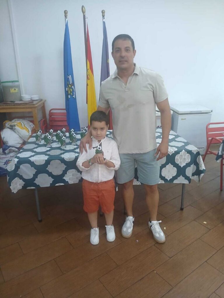 Entrega de trofeos a niños en la Escuela Luisca