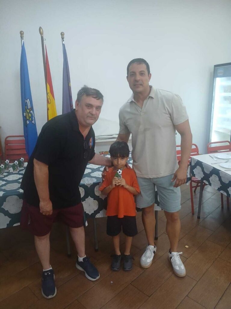 Entrega de trofeos a alumnos de la Escuela Luisca en un evento deportivo