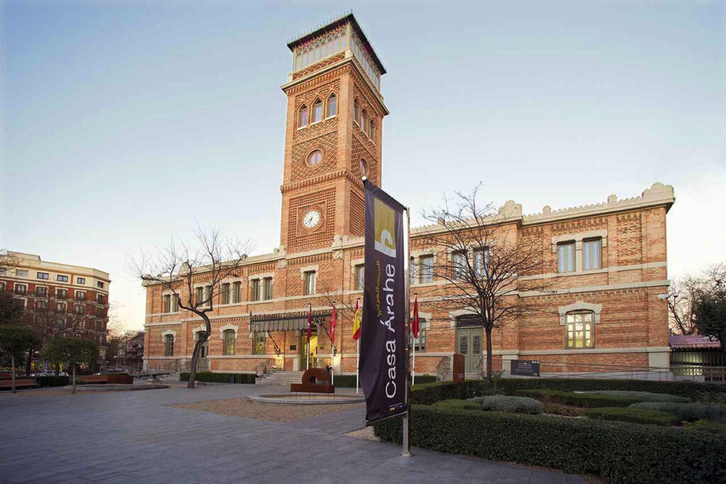 Edificio de Casa Árabe en Madrid, arquitectura neomudéjar