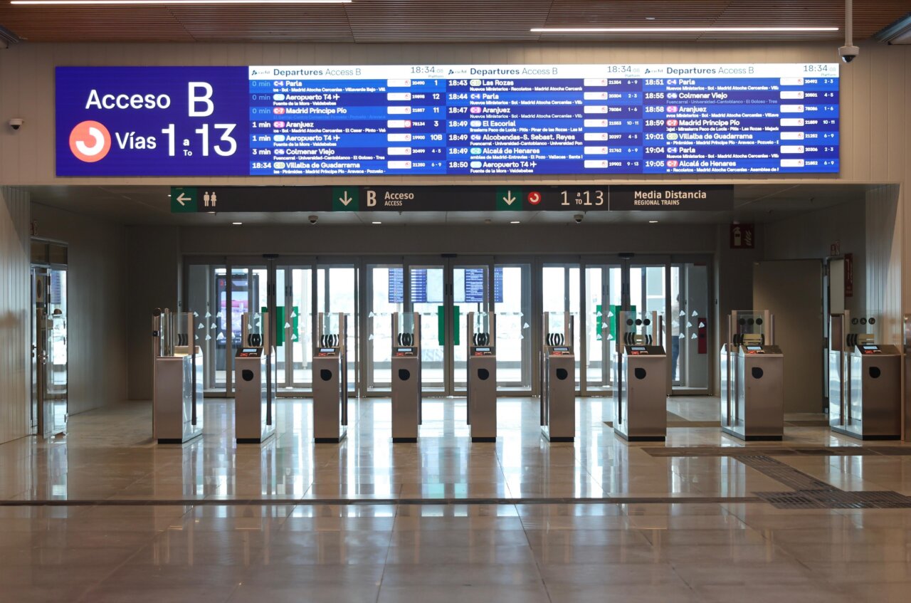 Interior de la estación de Chamartín con pantallas de salidas y accesos