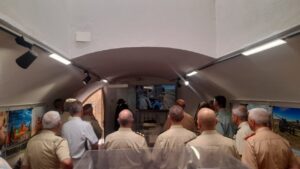 Visitantes observando una exposición sobre las Fuerzas Armadas en Melilla