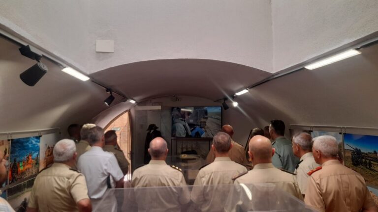 Visitantes observando una exposición sobre las Fuerzas Armadas en Melilla