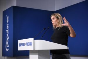 Mujer hablando en un podio del Partido Popular en España