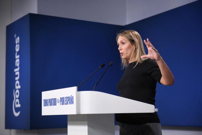 Mujer hablando en un podio del Partido Popular en España